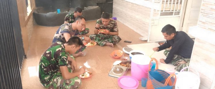Kebersamaan Saat Makan Siang Jadi Bukti Kehadiran TMMD Dirasakan Masyarakat Talang Jambe