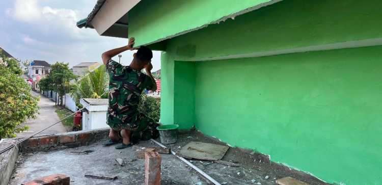 Semangat Gotong Royong Warnai Finishing Mushola Baitul Magfurin dalam TMMD Ke-129