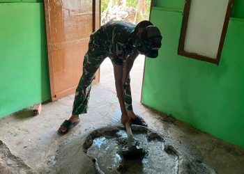 Semangat Gotong Royong Warnai Finishing Rehab Rumah Bapak Fernando dalam TMMD Ke-129