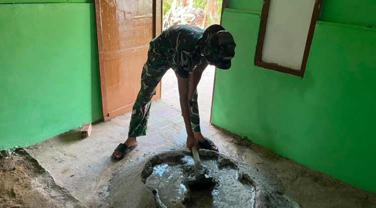 Semangat Gotong Royong Warnai Finishing Rehab Rumah Bapak Fernando dalam TMMD Ke-129