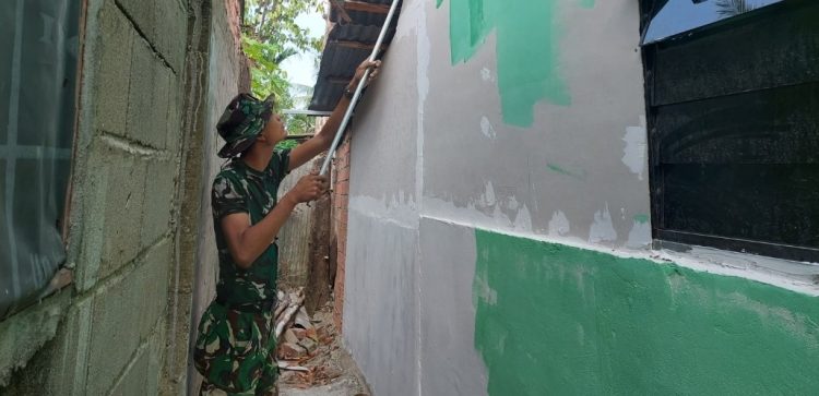 Disiplin dan Kerja Terukur, Satgas TMMD Ke-129 Percepat Finishing Rumah Bapak Fernando