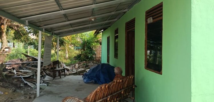 Hari Ke-20 TMMD Kodim 0418/Palembang, Satgas Rapikan Rumah Bapak Karyo Jelang Serah Terima