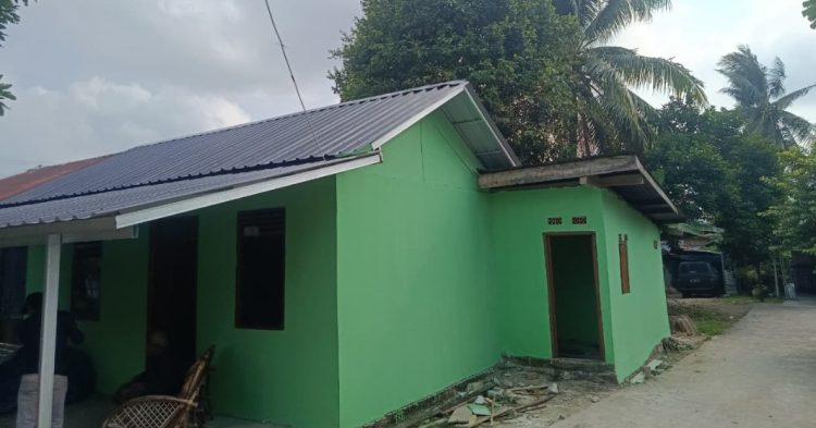 Yon TP 948 Tuntaskan Pembersihan Rumah Bapak Karyo dalam Program TMMD Kodim 0418/Palembang 