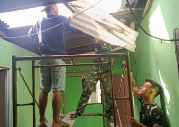 Satgas TMMD Ke-129 Kodim 0418/Palembang Kebut Finishing RTLH Bapak Karyo, Tahap Pengecatan Kusen dan Pemasangan Atap Fiber Dimulai