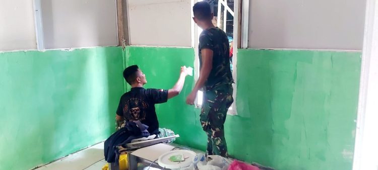 Hari Ke-21 Gotong Royong TNI dan Warga Percepat Penyelesaian Rumah Ibu Sriyanti