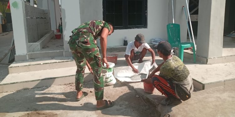 Yonif 948 Bersama Warga Kebut Penyelesaian Mushola Baitul Magfurin