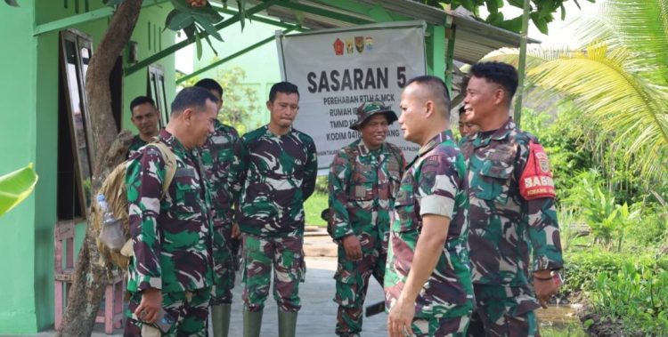 Wadan Satgas TMMD ke-129 Tinjau Progres RTLH Sasaran 5 , Pastikan Siap Dihuni Pemilik Ibu Suwarni