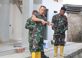 Wadan Satgas TMMD ke-129 Kodim 0418/Palembang Pastikan Pembangunan Mushola Baitul Magfurin Tepat Waktu dan Berkualitas