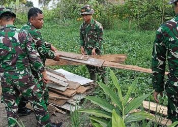 Satgas TMMD Ke-129 Bersihkan Area RTLH Ibu Suarni, Wujud Kepedulian TNI untuk Hunian Layak