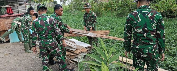 Satgas TMMD Ke-129 Bersihkan Area RTLH Ibu Suarni, Wujud Kepedulian TNI untuk Hunian Layak