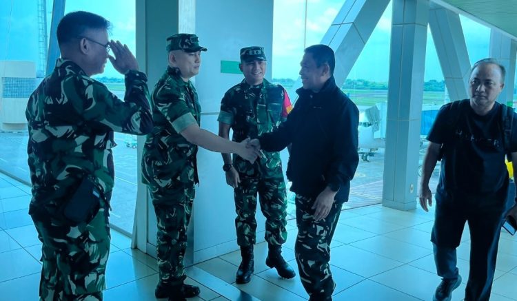 Wadan Satgas TMMD ke-129 Kodim 0418/Palembang Sambut Kedatangan Katim Wasev di Bandara SMB II