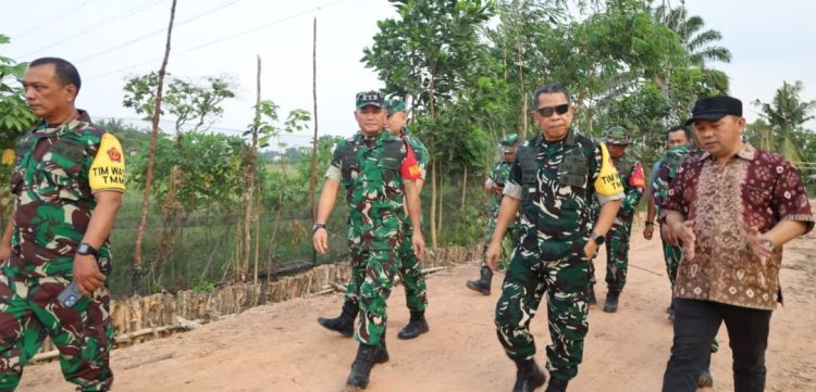 Katim Wasev TMMD Ke-129 Tinjau Pembangunan Jalan 750 Meter di Lokasi TMMD Kodim 0418/Palembang