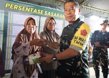 Katim Wasev TMMD Ke-129 Tinjau Penyaluran Sembako kepada Warga di Lokasi TMMD Kodim 0418/Palembang