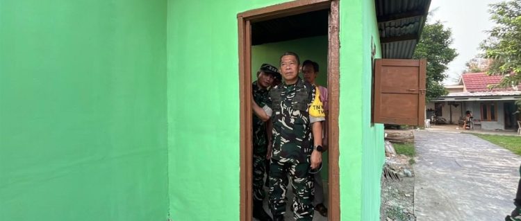 Gotong Royong Satgas TMMD dan Warga Percepat Rehab Rumah Bapak Karyo