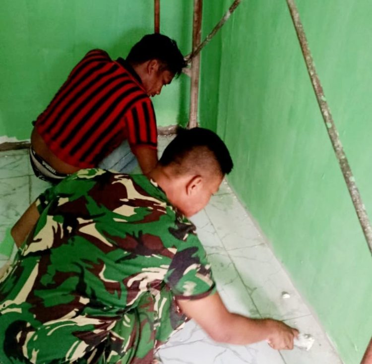Pengecatan RTLH Ibu Sriyanti Terus Dikebut, Dansatgas TMMD: Wujud Nyata Kepedulian TNI bagi Kesejahteraan Masyarakat