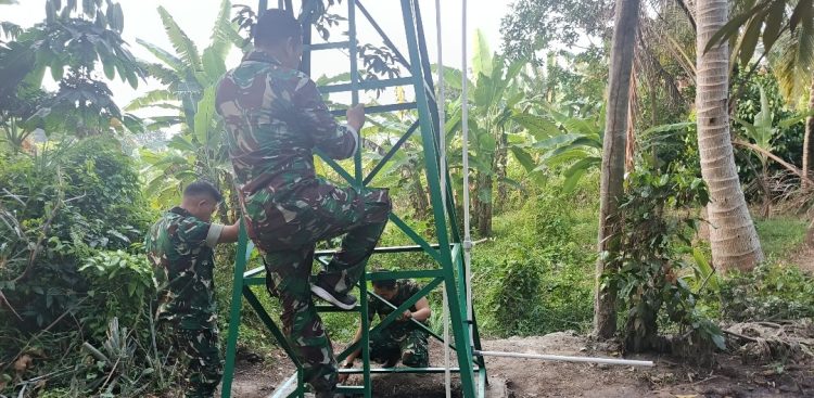 Satgas TMMD ke-129 Kodim 0418/Palembang Lakukan Pengecekan Tower Tandon Air Sumur Bor di Kampung Kreatif Pelangi