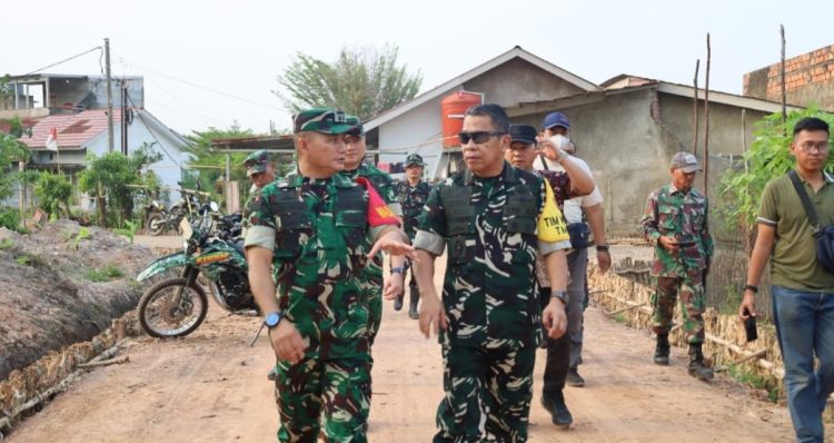 Ketua Tim Wasev TMMD ke-129 Tinjau Pembangunan Jalan 750 Meter di Kelurahan Talang Jambe