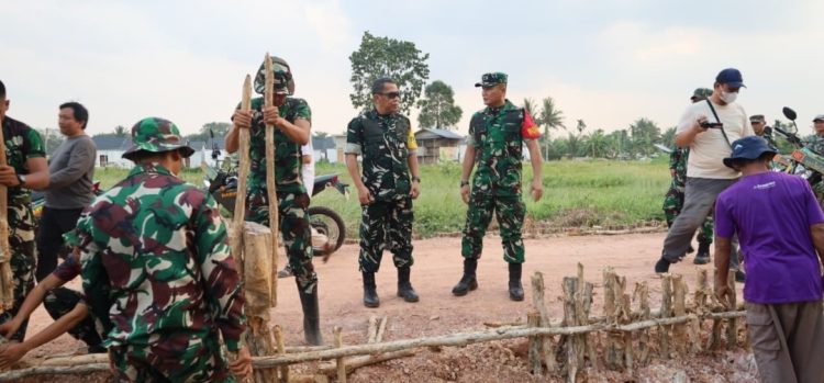 Katim Wasev TMMD : Sinergi Satgas TMMD dan Warga Percepat Penyelesaian Jalan 750 Meter, Bukti Nyata Semangat Membangun Bersama