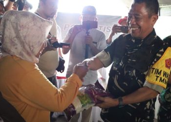 Warga Sambut Hangat Bantuan Sembako Satgas TMMD Ke-129