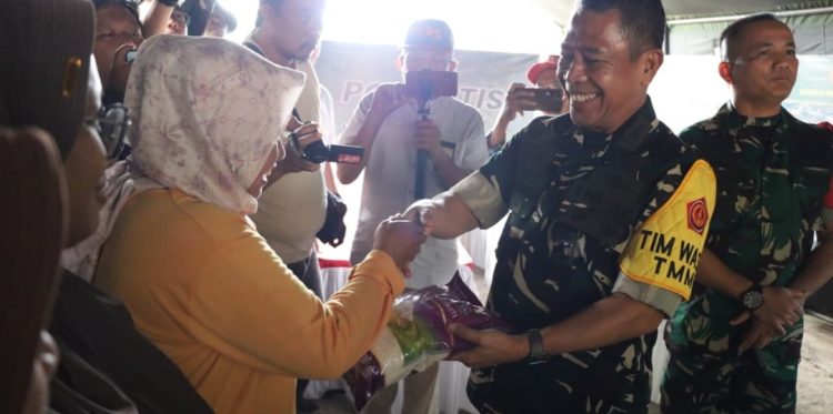 Warga Sambut Hangat Bantuan Sembako Satgas TMMD Ke-129