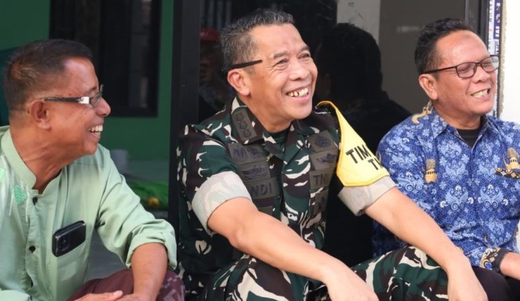 Senyum Warga Iringi Kunjungan Ketua Tim Wasev di Lokasi TMMD Kodim 0418/Palembang