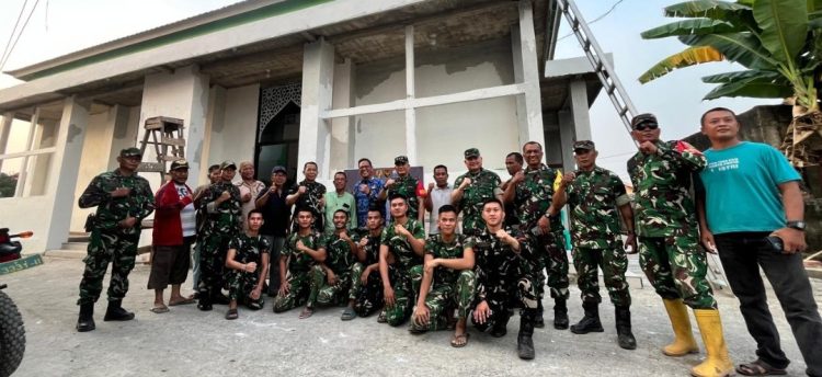 Di Tengah Peninjauan TMMD, Ketua Tim Wasev Bangun Kedekatan dengan Warga