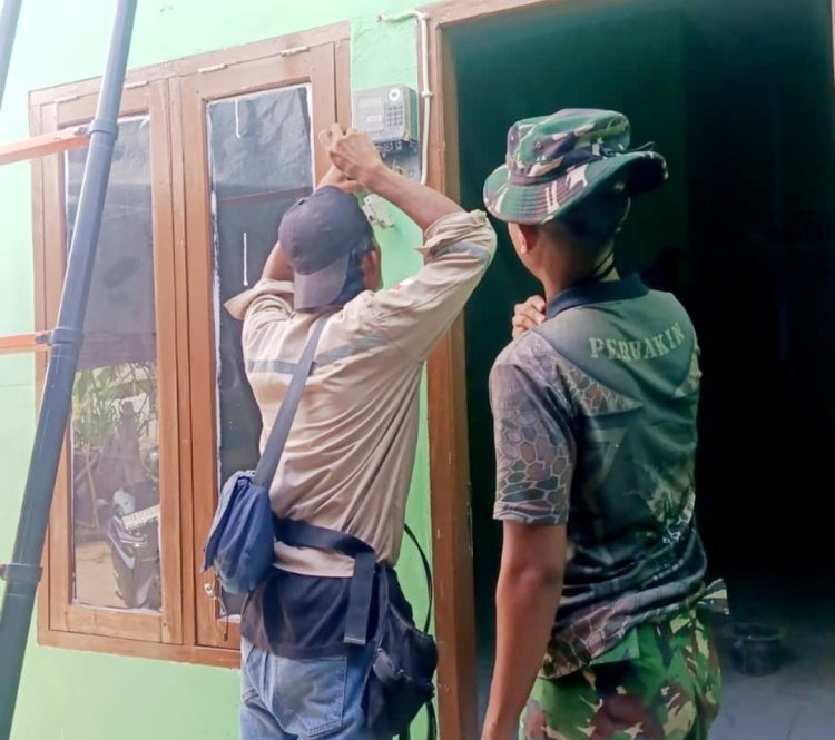 Kepedulian TNI Hadir Hingga Instalasi Listrik, RTLH Ibu Sriyanti Makin Layak Huni