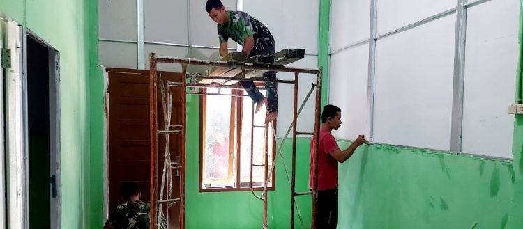 Memasuki Hari Ke-24 Tahap Finishing, Satgas TMMD ke-129 Percepat Penyelesaian RTLH Ibu Sriyanti