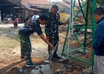 WARGA SAMBUT ANTUSIAS PEMBANGUNAN SUMUR BOR TMMD KE-129 KODIM 0418/PALEMBANG