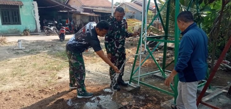 WARGA SAMBUT ANTUSIAS PEMBANGUNAN SUMUR BOR TMMD KE-129 KODIM 0418/PALEMBANG