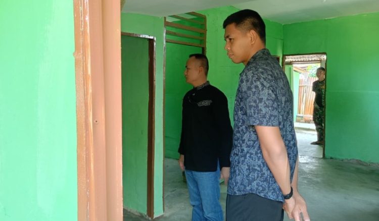 Rumah Bapak Fernando Perlahan Berubah, Wadan Satgas TMMD Pastikan Pembangunan Berjalan Baik