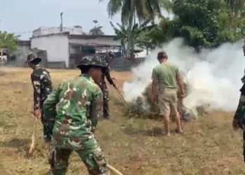 Sambut HUT ke-81 RI, Satgas TMMD ke-129 Bantu Warga Pasang Umbul-Umbul
