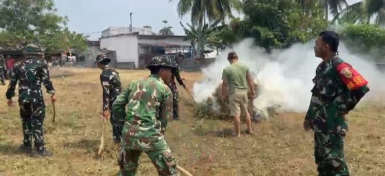 Sambut HUT ke-81 RI, Satgas TMMD ke-129 Bantu Warga Pasang Umbul-Umbul
