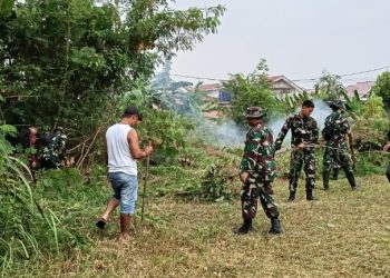 Jelang 17 Agustus, Prajurit TMMD Turun Langsung Bantu Warga Hiasi Lingkungan