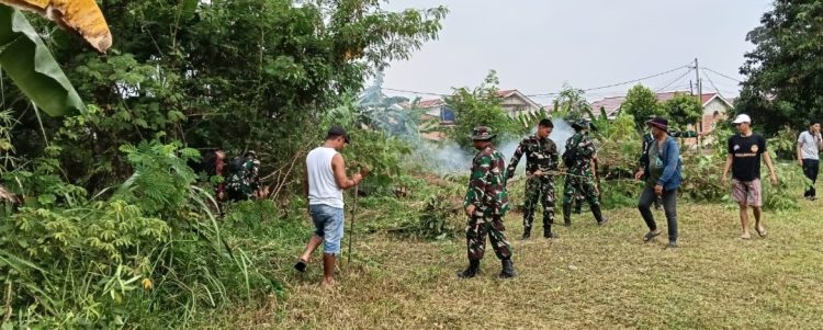 Jelang 17 Agustus, Prajurit TMMD Turun Langsung Bantu Warga Hiasi Lingkungan