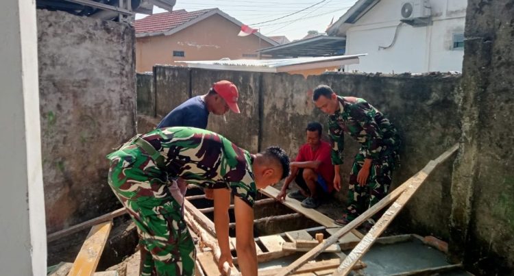 Gotong Royong Sempurnakan Mushola Baitul Maghfurin, Satgas TMMD Cor Parit Samping Bangunan
