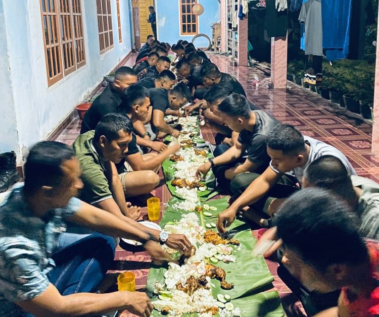 Makan Malam Bersama, Satgas TMMD ke-129 Kodim 0418/Palembang Pererat Kebersamaan dengan Warga