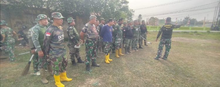Jelang Penutupan TMMD ke-129, Satgas Bersama Anggota Kodim 0418/Palembang Bersihkan Area Kegiatan