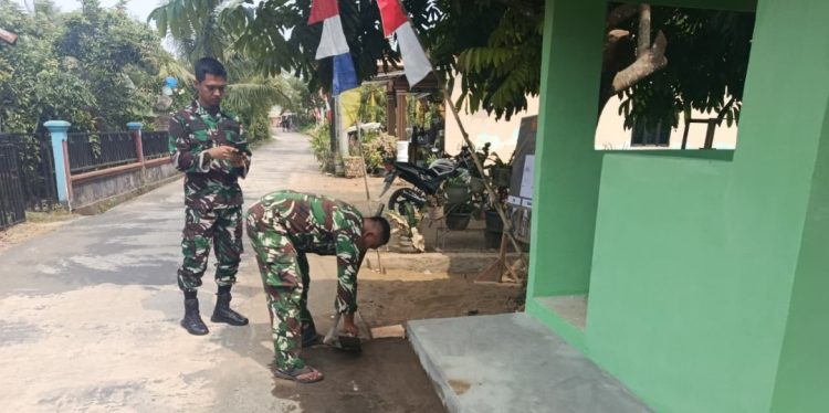 Jelang Penutupan TMMD ke-129, Satgas Finishing Pos Kamling dan Bersihkan Lingkungan