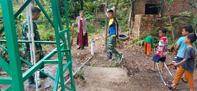 JELANG PENUTUPAN TMMD KE-129, SATGAS TMMD KODIM 0418/PALEMBANG PASTIKAN SUMUR BOR KAMPUNG KREATIF PELANGI SIAP DIMANFAATKAN