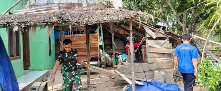 JELANG PENUTUPAN TMMD KE-129, SATGAS RAPikan HALAMAN RTLH IBU SRIYANTI