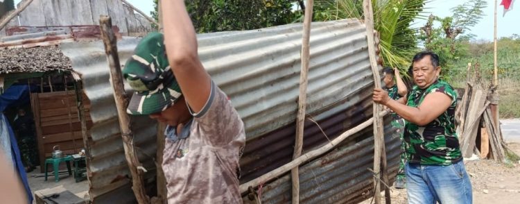 BUKAN SEKADAR MEMBANGUN RUMAH, SATGAS TMMD PASTIKAN HALAMAN IBU SRIYANTI IKUT RAPI