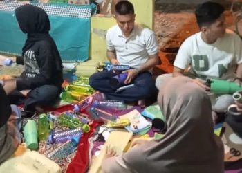 Di Tengah Kesibukan TMMD, Prajurit Sempatkan Diri Siapkan Hadiah untuk Warga