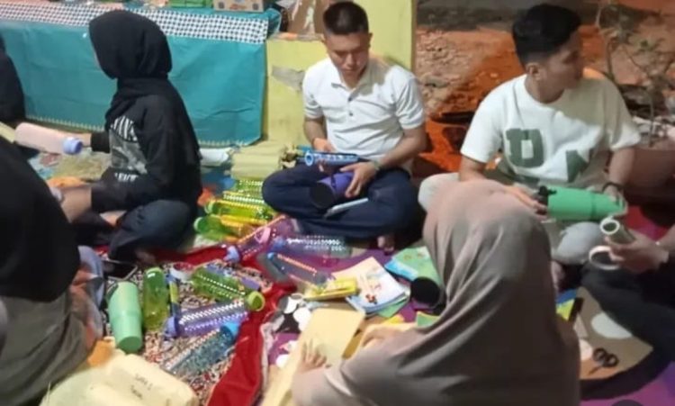 Di Tengah Kesibukan TMMD, Prajurit Sempatkan Diri Siapkan Hadiah untuk Warga