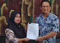PTBA Kertapati Port Salurkan Bantuan 7 Kotak Sampah, Dukung Penataan Pasar di Palembang