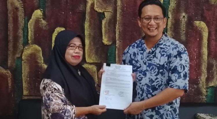 PTBA Kertapati Port Salurkan Bantuan 7 Kotak Sampah, Dukung Penataan Pasar di Palembang