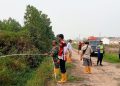 Babinsa Karya Mulya Bersama Aparat Gabungan dan Warga Berjibaku Padamkan Kebakaran Lahan 2 Hektare