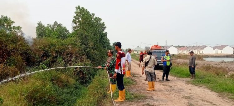 Babinsa Karya Mulya Bersama Aparat Gabungan dan Warga Berjibaku Padamkan Kebakaran Lahan 2 Hektare