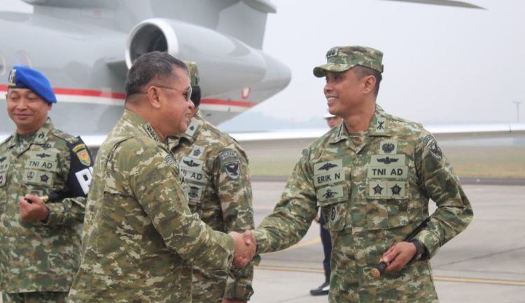 DANDIM 0418/PALEMBANG HADIRI PENYAMBUTAN KASAD JENDRAL TNI MARULI SIMANJUNTAK,M.Sc DI BANDARA SMB II Palembang