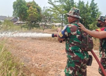 Dengan Sigap Personel Lanud Smh Berhasil Kendalikan Api Akibat Kebakaran yang Terjadi di Dekat Pemukiman Warga